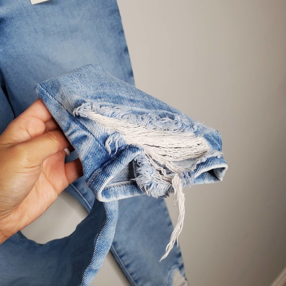 GOOD AMERICAN Light Wash Good Waist Crop Distressed Jeans NWT Sz 15 - Picture 4 of 9